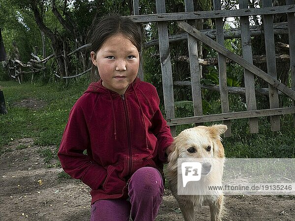Asiatisches Kleines Mädchen mit Hund  Razdolnoe  Kirgistan  Asien