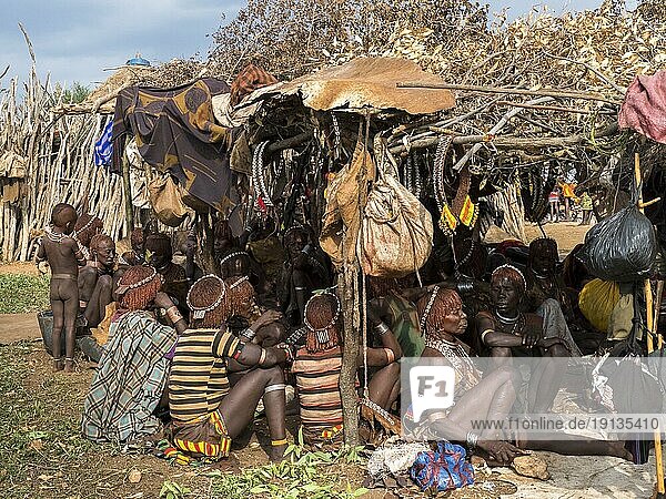 Männer und Frauen vom Volksstamm der Hamar  dicht gedrängt in Hütte  Omo-Region  Äthiopien  Afrika