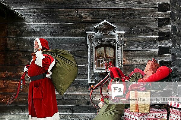 Nikolaus mit seinem Schlitten voller Geschenke