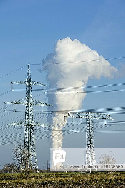 Kraftwerk Lippendorf bei Zwenkau mit Hochspannungsmastenm