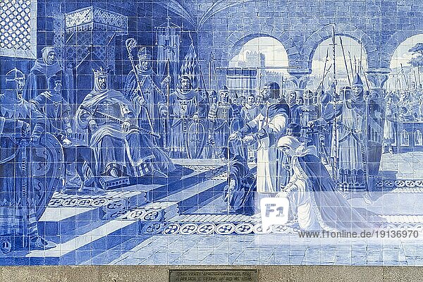 Azulejo  Egas Moniz stellt sich König Afonso VII von Kastilien und Léon vor  in der Vorhalle des Bahnhof São Bento in Porto  Portugal  Europa