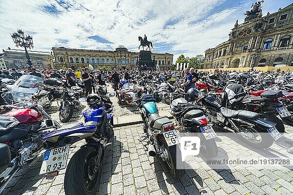Mehr als 5000 Motorradfahrer aus Mitteldeutschland bei Protestaktion gegen Fahrverbote auf dem Theaterplatz in Dresden