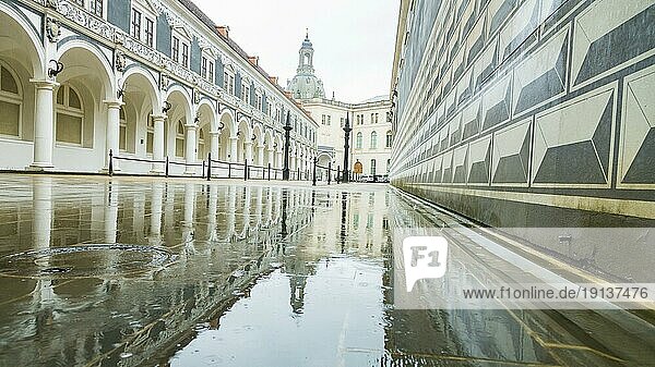 Stallhof des Residenzschlosse mit der Spiegelung des langen Ganges und der Frauenkirche im Regen
