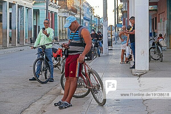 Eine Gruppe kubanischer Einheimischer versucht in den Straßen von Colón  Provinz Matanzas auf der Insel Kuba  Smartphones über WiFi mit dem Internet zu verbinden