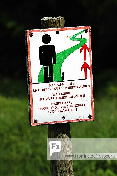 Warnschild für Wanderer im Naturschutzgebiet Hohes Venn  Hohes Venn  Belgische Ardennen  Belgien  Europa