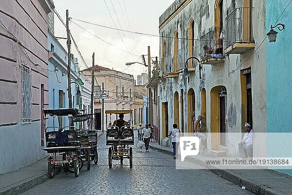 Straßenszene mit dreirädrigen Fahrradtaxis in der Stadt Camagüey  Kuba  Karibik  Mittelamerika