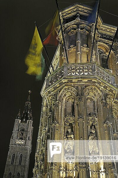 Rathaus und Glockenturm bei Nacht in Gent  Belgien  Europa