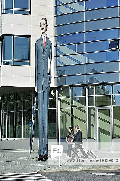 Skulptur Der lange Bankier vor der DekaBank in Kirchberg  Luxemburg  Europa
