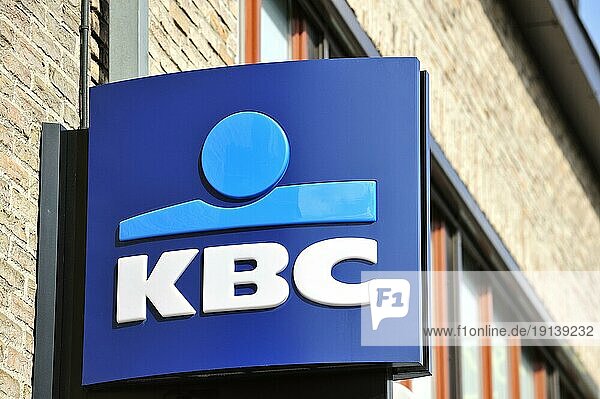Firmenschild mit dem Logo der KBC Bank  Flandern  Belgien  Europa