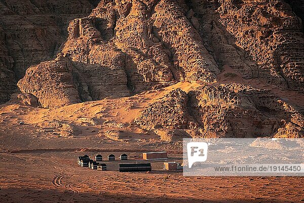 Das einzigartige Erlebnis eines Wüstenbesuchs macht Wadi Rum zu einem lohnenswerten Stopp bei einem Besuch in Jordanien. Dutzende von Beduinencamps bieten Touristen Beduinenerfahrungen und Camping in der Wüste unter freiem Himmel