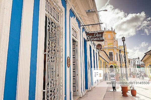 Sancti Spiritus  Kuba am 1. Januar 2016: Die farbenfrohen Fassaden des historischen Zentrums wurden wunderschön restauriert  aber im Gegensatz zu Trinidad ist Sancti Spiritus nicht von Touristen überlaufen