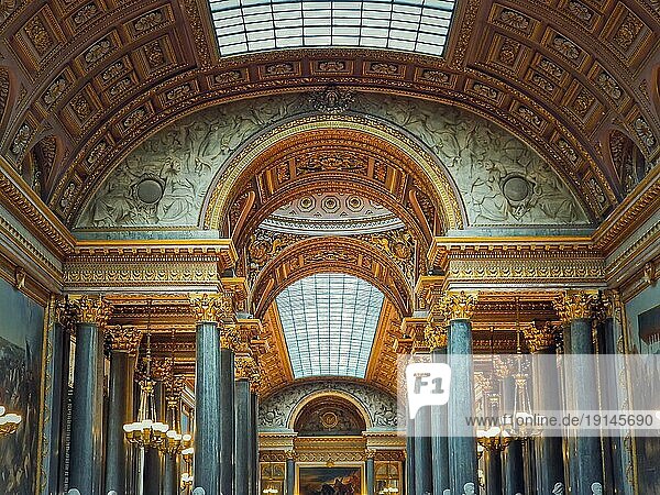 Schöne architektonische Details der Galerie der großen Schlachten im Schloss von Versailles  Frankreich. Der größte Raum des Schlosses  goldene Ornamente  Marmorsäulen