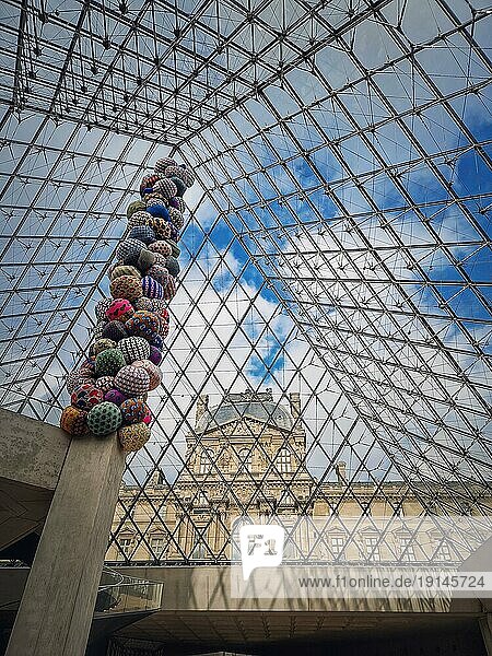 Unterhalb der Glaspyramide des Louvre  vertikaler Hintergrund. Schöne Architekturdetails mit einer abstrakten Mischung aus klassischen und modernen Stilen