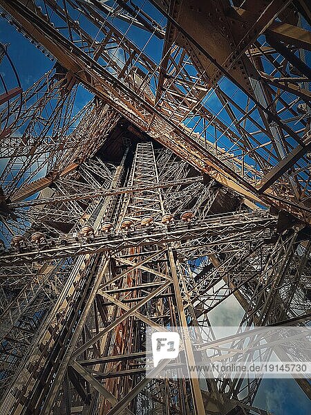 Architekturdetails des Eiffelturms Paris  Frankreich. Unter der Metallstruktur befinden sich Stahlelemente mit unterschiedlichen geometrischen Formen