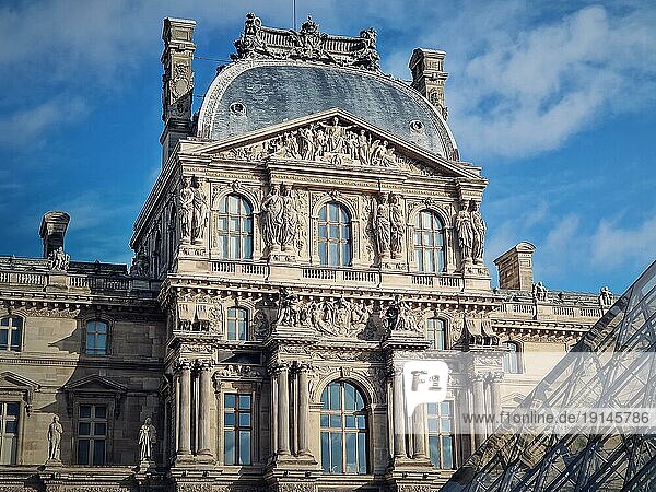 Nahaufnahme des Louvre Gebäudes  Außenansicht der Fassade des berühmten Museumspalastes in Paris  Frankreich  Europa