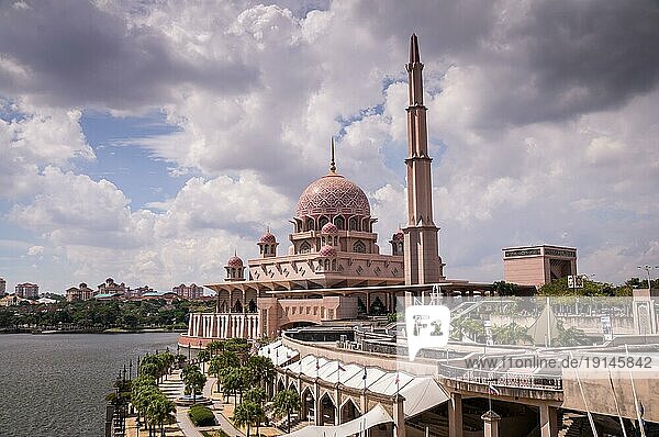 Die Rosa Moschee ist ein berühmtes Wahrzeichen und starkes Symbol der islamischen Religion in Putrjaya  der Verwaltungshauptstadt von Malaysia