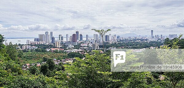 Blick auf die Skyline von Georgetown  Malaysia  vom Penang Hill aus  einem beliebten Ziel für Touristen  das mit einer Zahnradbahn erreicht wird  Asien