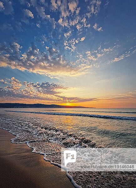 Seascape Morgengrauen Szene  natürliche vertikalen Hintergrund. Am frühen Morgen am Strand mit einem friedlichen Blick auf den Sonnenaufgang über den Hügeln. Ruhiger Sommerurlaub  Meer Reisekonzept