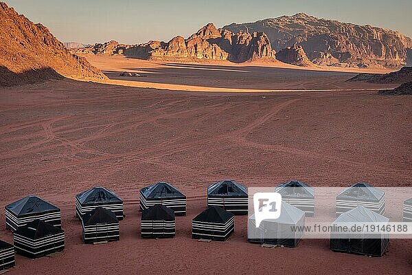 Das einzigartige Erlebnis eines Wüstenbesuchs macht Wadi Rum zu einem lohnenswerten Stopp bei einem Besuch in Jordanien. Dutzende von Beduinencamps bieten Touristen Beduinencamping in der Wüste unter freiem Himmel