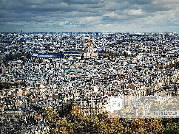 Luftaufnahme des Stadtbilds von Paris  Frankreich. Les Invalides Gebäude mit goldener Kuppel. Herbstliche Pariser Szene