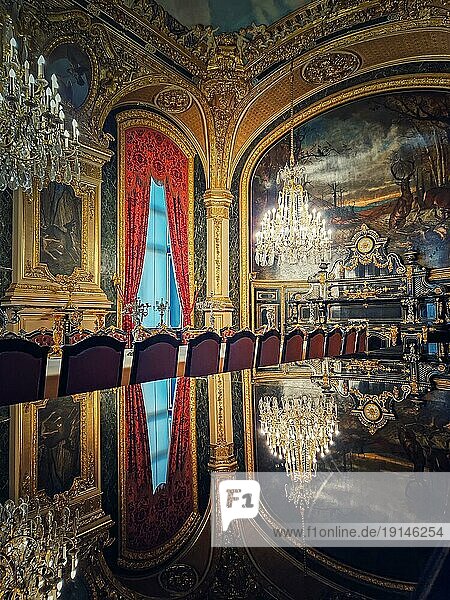 Speisesaal von Napoleon III. im Louvre Museum. Wunderschön dekorierte Appartements der königlichen Familie  verziert mit Gold  Wandmalereien und von der Decke hängenden Kristalllüstern