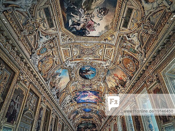 Die Galerie d'Apollon ist ein großer und symbolträchtiger Saal des Louvre Museums. Die Galerie d'Apollon ist ein goldverzierter Saal mit Sternzeichen Ornamenten und Wandmalereien an den Wänden und der Decke. Architektonisches Meisterwerk