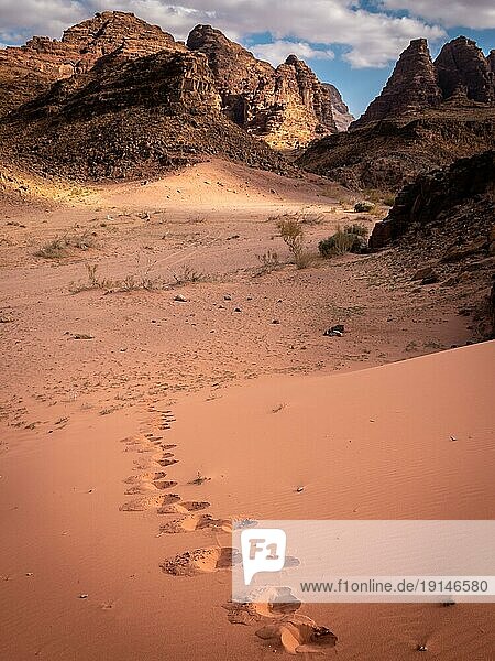 Einsame Schritte in der Wüste Wadi Rum  Jordanien. Viele Menschen besuchen Wadi Rum  die schönste Wüste Jordaniens  wenn nicht sogar des ganzen Nahen Ostens  auf einer Jeeptour es gibt auch schöne Wanderungen zu tun