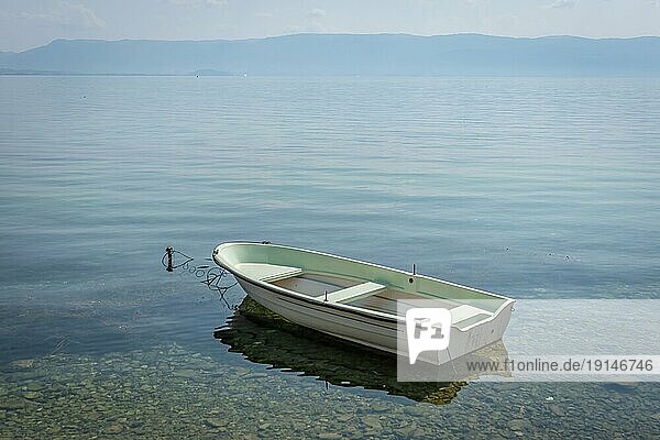 Noch weißes Boot im Ohridsee  Nordmazedonien