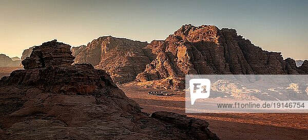 Das einzigartige Erlebnis  diese wunderschöne Wüste zu besuchen  macht Wadi Rum zu einem lohnenswerten Stopp bei einem Besuch in Jordanien. Dutzende von Beduinenlagern bieten Touristen eine Unterkunft in der Wüste unter dem klaren Himmel