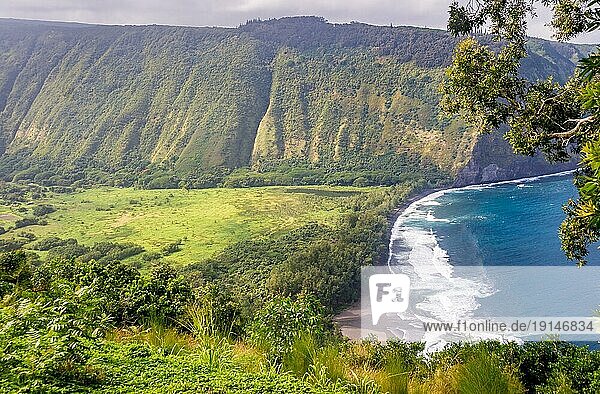 Atemberaubende Aussicht vom Waipio Valley Lookout  Big Island  Hawaii: Waipio Valley ist ein beliebtes Ziel für Wanderungen in der wunderschönen Natur