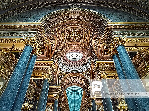 Die architektonischen Details der Decke mit der Glaskuppel und den goldenen Ornamenten im Saal des Schlosses von Versailles  der Galerie der großen Schlachten  dem größten Saal im Schloss des Sonnenkönigs Ludwig XIV