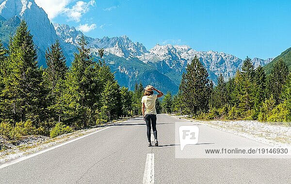 Ein Tourist im Sommer  der auf der Straße im Valbona Tal spazieren geht und die Freiheit genießt  Theth Nationalpark  Albanische Alpen  Valbona Albanien