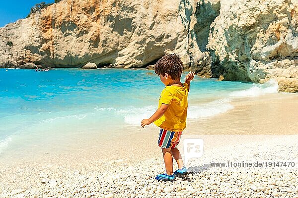 Junge amüsiert sich am Strand von Porto Katsiki im Sommerurlaub auf der Insel Lefkada  Griechenland  Europa