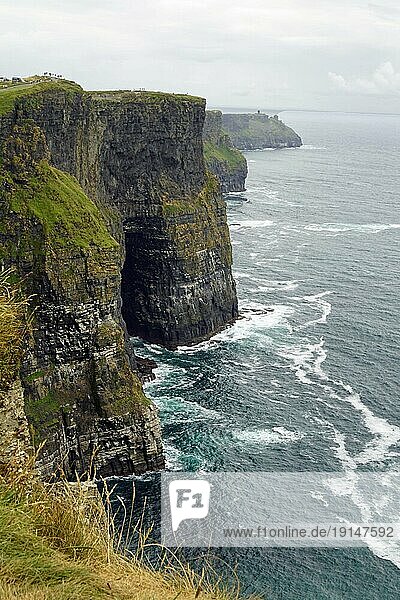 Die Cliffs of Moher sind die bekanntesten Klippen in Irland. Sie befinden sich an der Südwestküste von Irlands Hauptinsel in der Grafschaft Clare in der Nähe der Dörfer Doolin und Liscannor