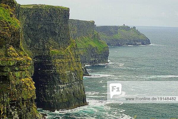 Die Cliffs of Moher sind die bekanntesten Klippen in Irland. Sie befinden sich an der Südwestküste von Irlands Hauptinsel in der Grafschaft Clare in der Nähe der Dörfer Doolin und Liscannor