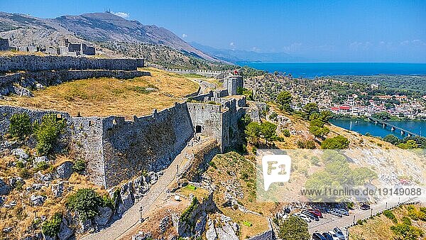 Drohnenaufnahme der Burg Rozafa in der Stadt Shkoder und ihrer Mauern aus der Luft. Albanien
