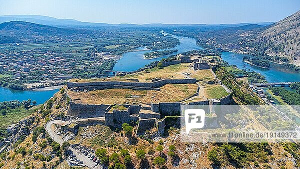 Drohnenaufnahme der Burg Rozafa in der Stadt Shkoder und ihrer Mauern aus der Luft. Albanien