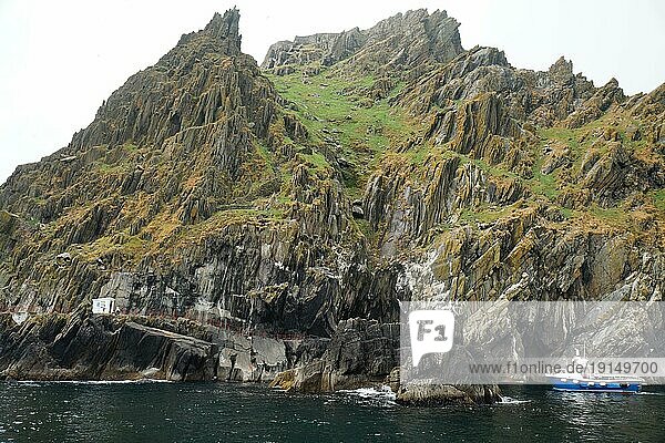 Die Insel Skellig Michael  auch bekannt als Great Skellig  beherbergt eines der bekanntesten  aber schwer zugänglichen mittelalterlichen Klöster Irlands
