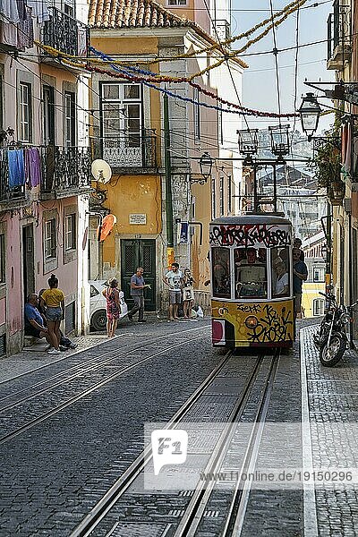 Standseilbahn  gelbe Straßenbahn  Elevador da Bica  nationales Monument  alte Wohnhäuser  Fußgänger in engen Gassen  Bairro Alto  Lissabon  Portugal  Europa