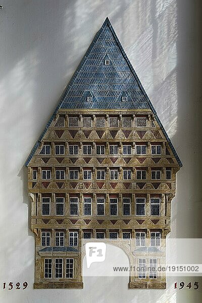 Knochenhaueramtshaus als Keramik-Relief aus der Werkstatt Hohlt im Rathaus  Altstadt  Hildesheim  Niedersachsen  Deutschland  Europa