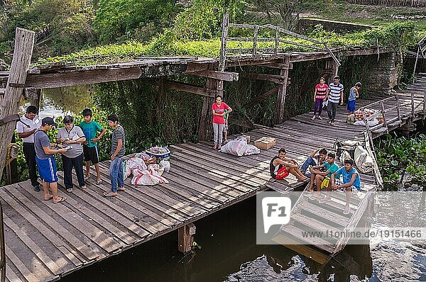 Rio Paraguay  Paraguay am 5. August 2015: Indigene machen sich auf den Weg zur Anlegestelle  um Lebensmittel zu tauschen und ihre Freunde zu begrüßen Das Boot beliefert die abgelegene Gemeinde einmal pro Woche