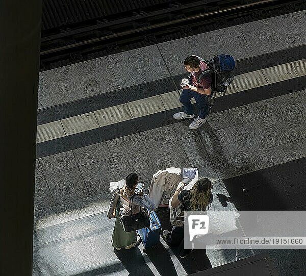 Reisende und Fahrgäste am Berliner Hauptbahnhof  Berlin  Deutschland  Europa