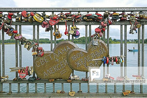 Vorhängeschlösser an der Brücke der Liebe  wo Ehepaare ihr Vorhängeschloss aufhängen und den Schlüssel in den Fluss Angara in Irkutsk  Südsibirien  Russland  werfen  Europa