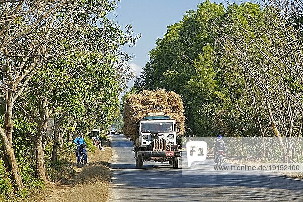 Schwer beladener Lastwagen  der Heu transportiert  Bezirk Taunggyi  Shan Staat  Myanmar  Birma  Asien