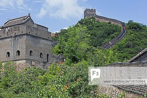 Restaurierte Chinesische Mauer und Wachtürme am Juyong Pass  Juyongguan Pass  Teil der Großen Mauer der Ming Zeit nördlich von Peking  Provinz Hebei