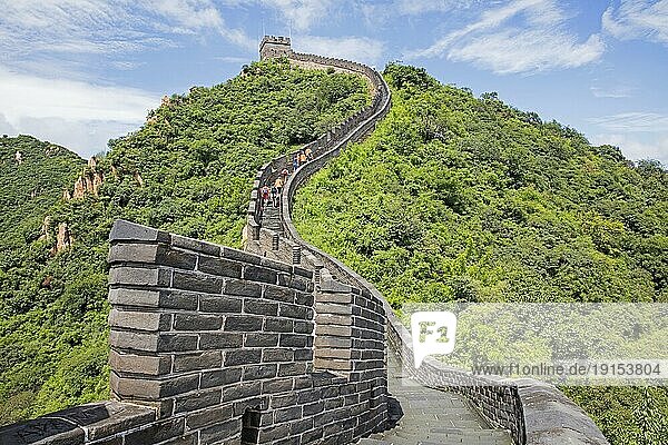 Restaurierte Chinesische Mauer und Wachturm am Juyong Pass  Juyongguan Pass  Teil der Großen Mauer der Ming Zeit nördlich von Peking  Provinz Hebei