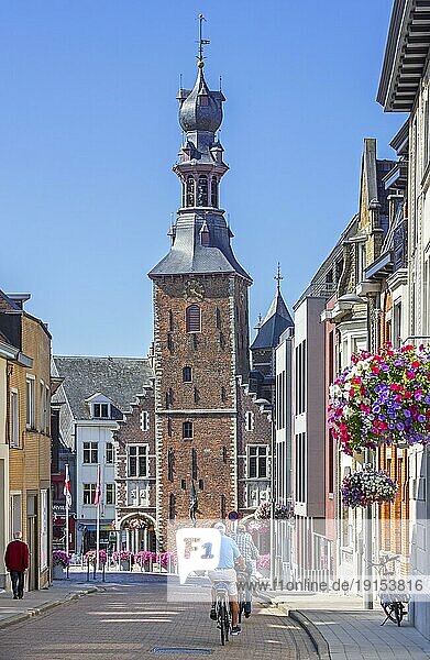 Glockenturm aus dem 16. Jahrhundert  Hallentoren im Renaissancestil und Radfahrer in der flämischen Stadt Tielt im Sommer  Westflandern  Belgien  Europa