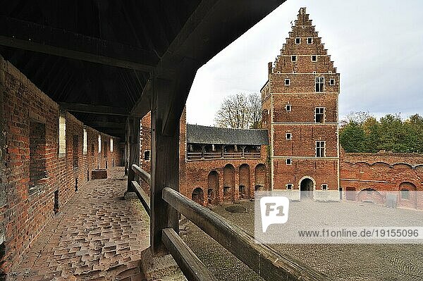 Abgenutzte rote Ziegel in Korridor und Innenhof der mittelalterlichen Burg Beersel  Belgien  Europa