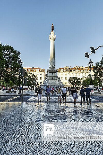 Fußgänger vor Statue von Pedro IV  Rossio  Praça de D. Pedro IV  Lissabon  Portugal  Europa