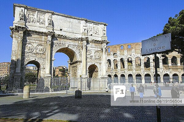Blick auf Konstantinsbogen Triumphbogen von Kaiser Konstantin rechts im Bild nur wenige Touristen Menschen  rechts im Hintergrund Kolosseum  Rom  Latium  Italien  Europa